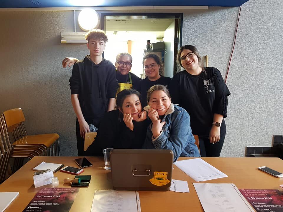L'équipe du salon, en t-shirts de l'association Renaissance