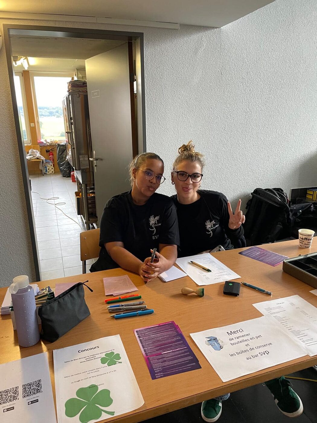 L'équipe du salon, en t-shirts de l'association Renaissance